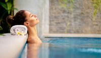 B-AdobeStock-benessere-wellness-relax-schwimmbad-person-143897447(1)